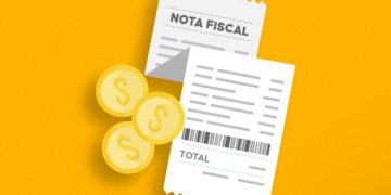 Nota fiscal e moedas com símbolo de dólar para destacar créditos de Nota Legal.
