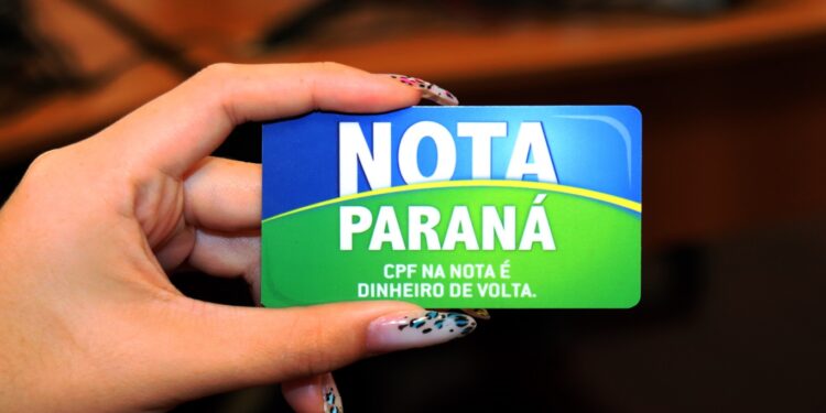 Cartão Nota Paraná mostrando a mensagem "CPF na nota é dinheiro de volta", destacando a importância do programa de recompensa fiscal no estado do Paraná.