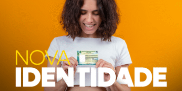 Mulher sorrindo enquanto segura a nova Carteira de Identidade Nacional brasileira, destacando a unificação do CPF.