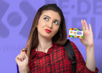 Mulher segurando cartão do Pé-de-Meia com expressão de surpresa, ilustrando quem recebe R$ 200 da Caixa.