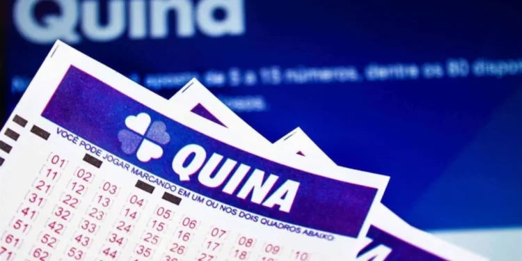 Imagem de cartelas de aposta da Quina de São João com fundo azul e o logo da Quina.