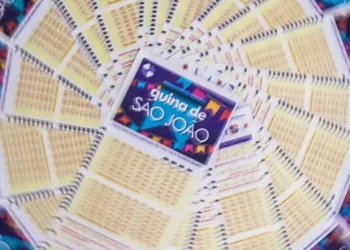 Imagem promocional do sorteio da Quina de São João, com cartelas e banner colorido em destaque.