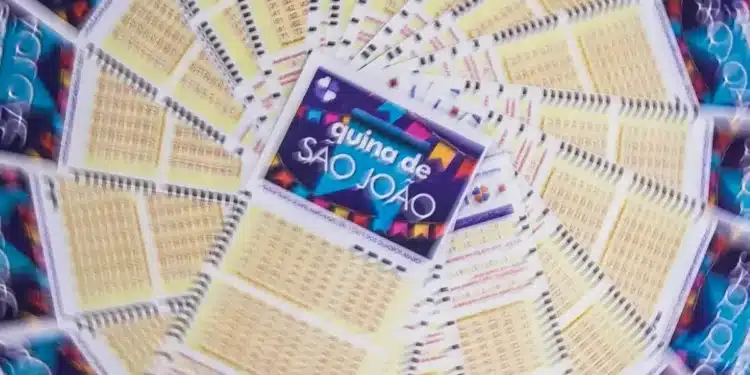 Imagem promocional do sorteio da Quina de São João, com cartelas e banner colorido em destaque.