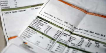 Conta de luz com informações sobre aumento de tarifas.