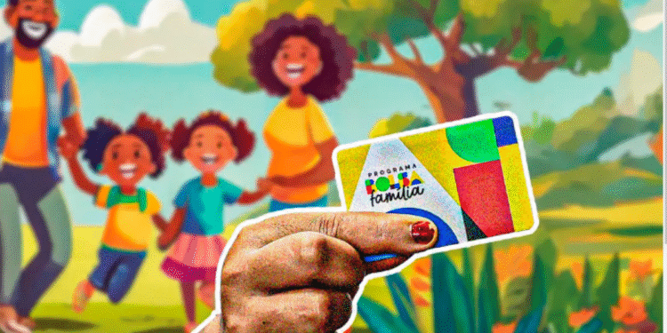 Cartão do Bolsa Família sendo segurado por uma pessoa, com uma família de quatro pessoas sorrindo ao fundo, representando o programa social.