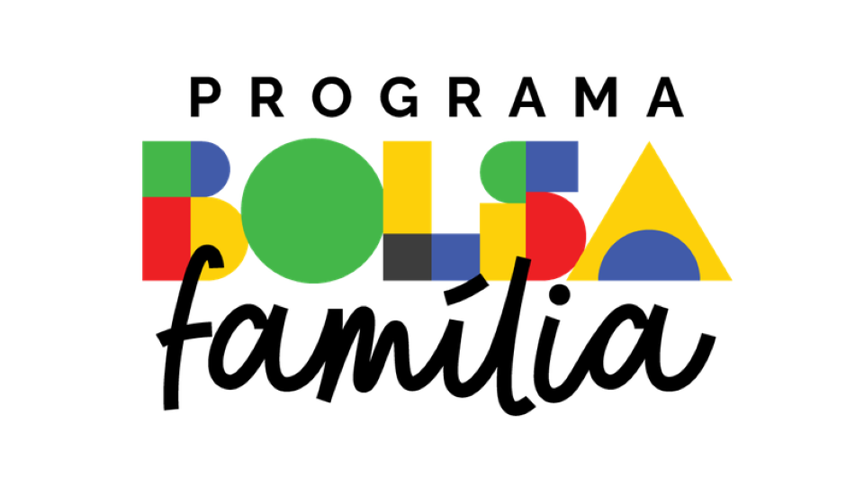 Família com criança pequena se beneficia de aumento no valor do Bolsa Família.