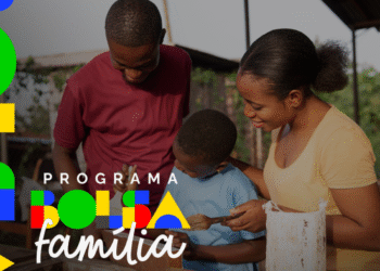 Família reunida durante atividade educativa ao ar livre, representando o programa Bolsa Família, com destaque para a repescagem em Junho.