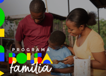 Imagem de uma família com mãe, pai e filho em atividade ao ar livre, com destaque para o logo do Programa Bolsa Família.
