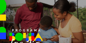 Imagem de uma família com mãe, pai e filho em atividade ao ar livre, com destaque para o logo do Programa Bolsa Família.