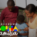 Imagem de uma família com mãe, pai e filho em atividade ao ar livre, com destaque para o logo do Programa Bolsa Família.