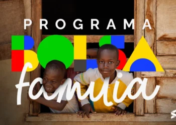 Crianças sorrindo com a palavra Programa Bolsa Família sobreposta a formas coloridas