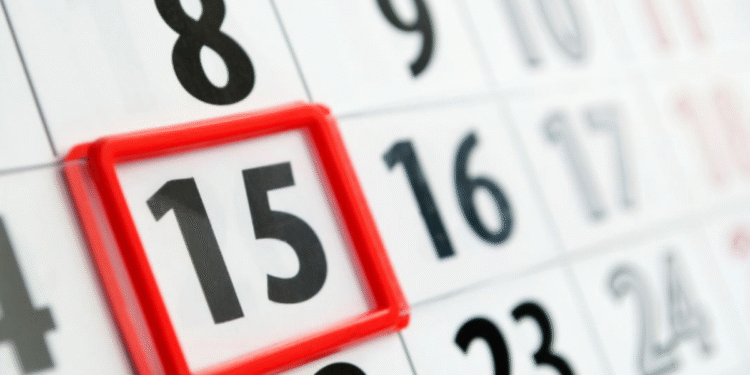 Calendário com o dia 15 de destaque, ilustrando os feriados restantes em 2025.