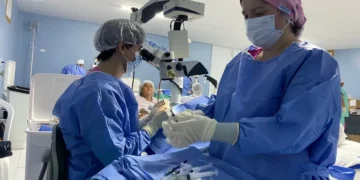 Mutirão de cirurgia de catarata: profissionais realizando procedimento médico com paciente.