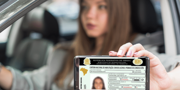 Imagem de uma pessoa mostrando sua CNH digital enquanto está dentro de um carro, com foco na tela do celular que exibe o documento.