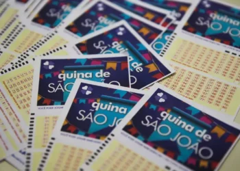 Bilhetes da Quina de São João espalhados sobre uma mesa