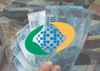 Cédulas de 100 reais brasileiras em mãos com o logo do PIS/Pasep sobreposto, representando o resgate de valores esquecidos.