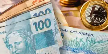 Notas e moedas em Real, representando a premiação do programa Nota Fiscal Mineira.