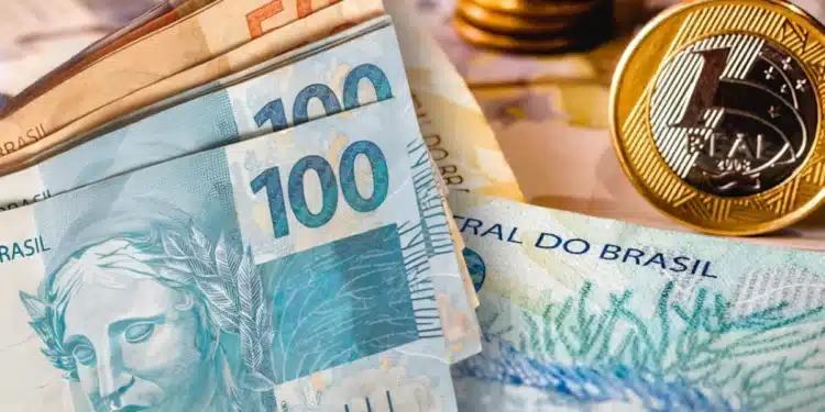 Notas e moedas em Real, representando a premiação do programa Nota Fiscal Mineira.