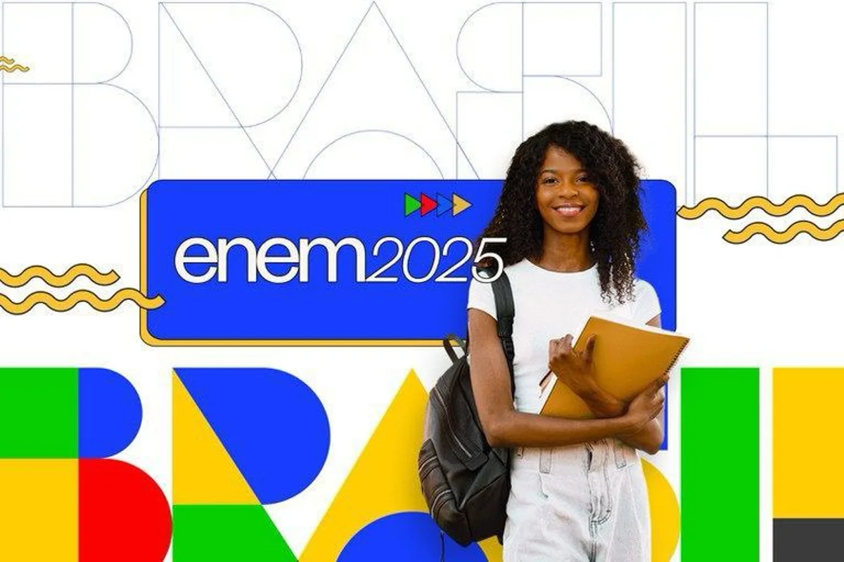 Estudante segura caderno com mochila, promovendo o ENEM 2025 no Brasil