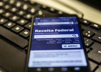 Tela de smartphone exibindo a página da Receita Federal com informações sobre o calendário de restituição do IR 2025.