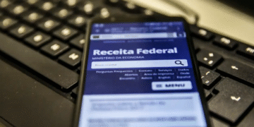 Tela de smartphone exibindo a página da Receita Federal com informações sobre o calendário de restituição do IR 2025.