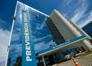 Edifício do INSS com painel de sinalização sobre Previdência Social