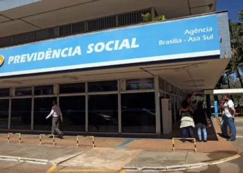 Agência da Previdência Social em Brasília, com pessoas aguardando atendimento.