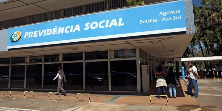 Agência da Previdência Social em Brasília, com pessoas aguardando atendimento.