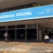 Agência da Previdência Social em Brasília, com pessoas aguardando atendimento.