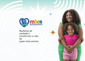 Mãe e filha com sorriso no rosto, com o logo do Programa Mães de Pernambuco, anunciando a abertura do novo ciclo de confirmações.