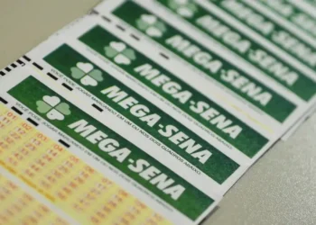 Bilhetes da Mega-Sena prontos para serem preenchidos, com sorteios que podem gerar prêmios milionários.