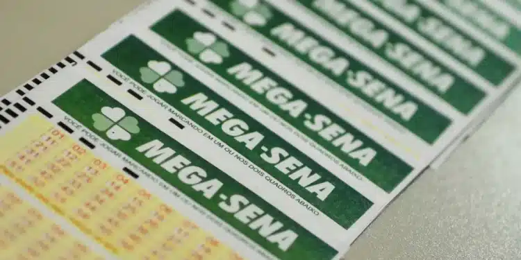 Bilhetes da Mega-Sena prontos para serem preenchidos, com sorteios que podem gerar prêmios milionários.