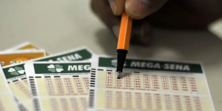 Pessoa marcando números em um bilhete de aposta da Mega-Sena, jogo de loteria popular do Brasil.