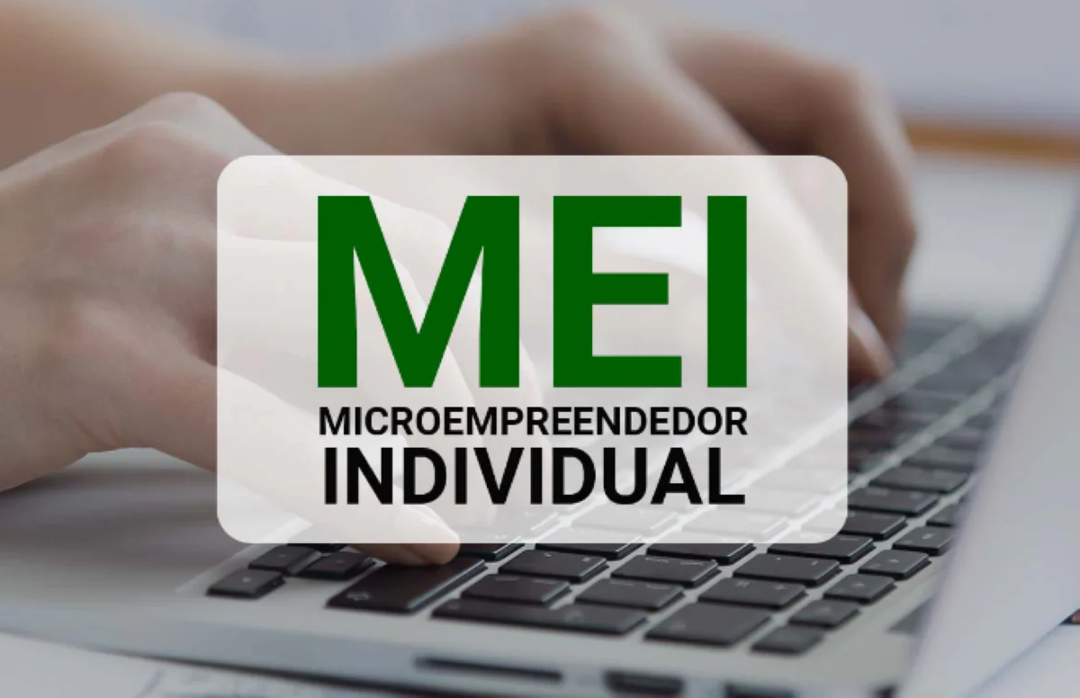 Mãos digitando em teclado com texto MEI Microempreendedor Individual destacando regularização após prazo. 