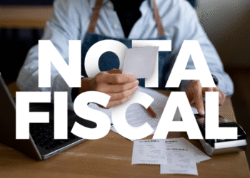 Pessoa segurando uma nota fiscal com destaque para o CPF premiado, que pode ter ganhado prêmios de R$ 5 mil, R$ 10 mil ou R$ 20 mil