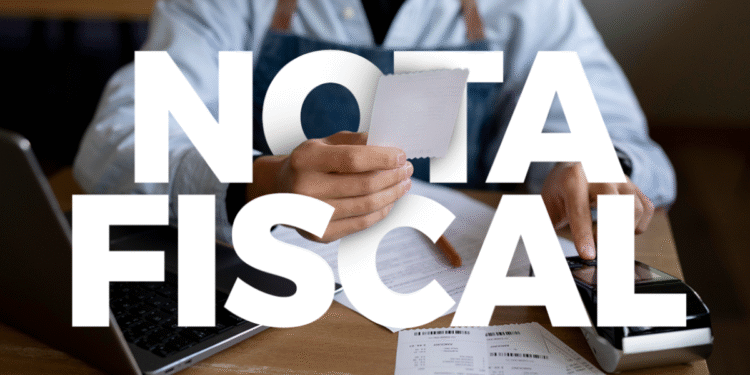 Pessoa segurando uma nota fiscal com destaque para o CPF premiado, que pode ter ganhado prêmios de R$ 5 mil, R$ 10 mil ou R$ 20 mil