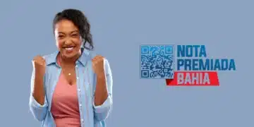 Mulher sorridente com os braços levantados e punhos fechados, comemorando, com a logo da Nota Premiada Bahia ao lado e um QR code.