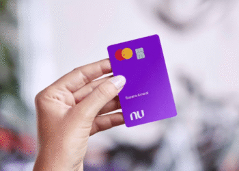 Cartão roxo do Nubank com o nome Suzana Amaral e logotipo do Nu, com ícones do Mastercard e chip.