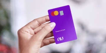 Cartão roxo do Nubank com o nome Suzana Amaral e logotipo do Nu, com ícones do Mastercard e chip.
