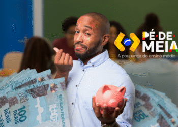 Homem sorridente com um porquinho de cerâmica e notas de 100 reais, representando o programa Pé-de-Meia 2025, que oferece até R$ 9.200 para estudantes do ensino médio.
