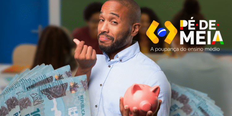 Homem sorridente com um porquinho de cerâmica e notas de 100 reais, representando o programa Pé-de-Meia 2025, que oferece até R$ 9.200 para estudantes do ensino médio.