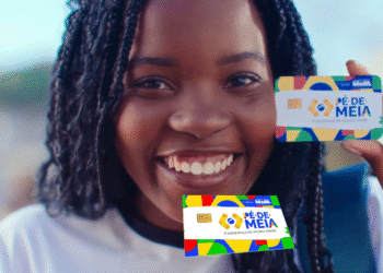 Pé-de-Meia paga 4ª parcela para aniversariantes, com cartão do programa sendo mostrado por uma pessoa sorridente."