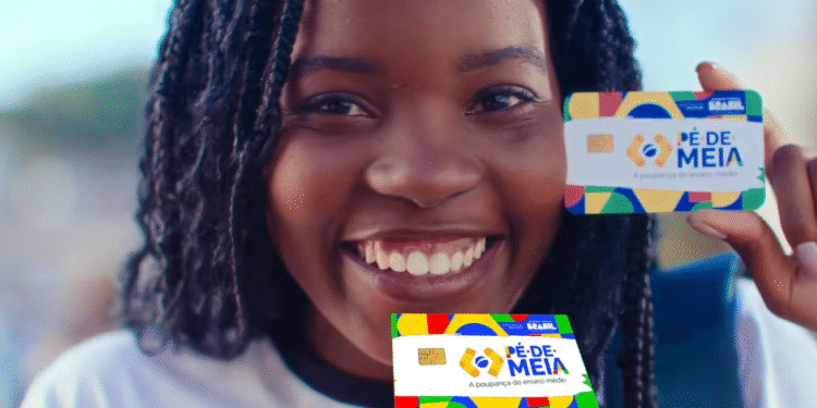 Pé-de-Meia paga 4ª parcela para aniversariantes, com cartão do programa sendo mostrado por uma pessoa sorridente."