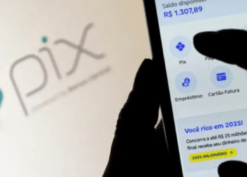 Imagem ilustrativa de uma pessoa acessando o Pix no celular, com destaque para o logotipo do Pix ao fundo, relacionado a um alerta sobre golpes.