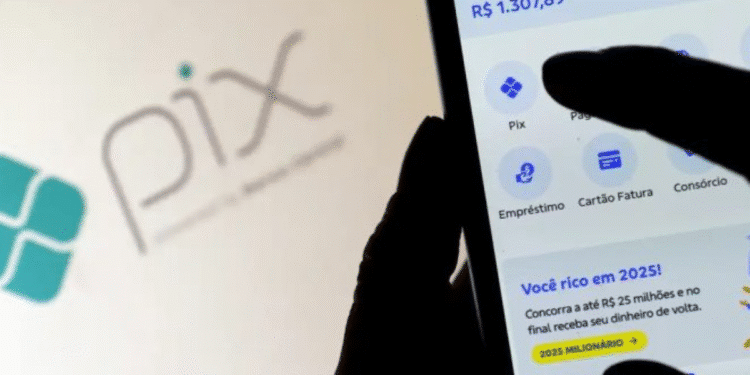 Imagem ilustrativa de uma pessoa acessando o Pix no celular, com destaque para o logotipo do Pix ao fundo, relacionado a um alerta sobre golpes.