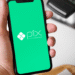 Imagem mostrando a tela inicial do aplicativo Pix no celular, com fundo verde e o logo do Pix, que representa a revolução nas formas de pagamento instantâneas no Brasil.