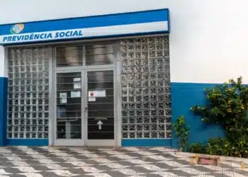 Imagem da fachada de uma agência do INSS, fechada durante o feriado de Corpus Christi.
