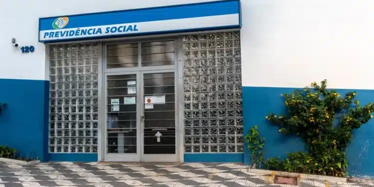 Imagem da fachada de uma agência do INSS, fechada durante o feriado de Corpus Christi.