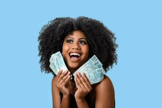 Pessoa sorrindo e segurando notas de R$ 100, simbolizando a promoção de sorteios diários.