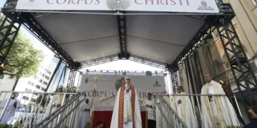 Celebrante conduzindo a procissão de Corpus Christi em São Paulo.